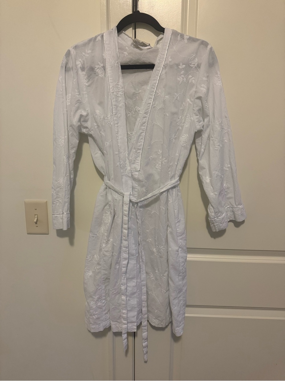 Charter Club White Embroidered Cotton Robe with Tie 100% cotton